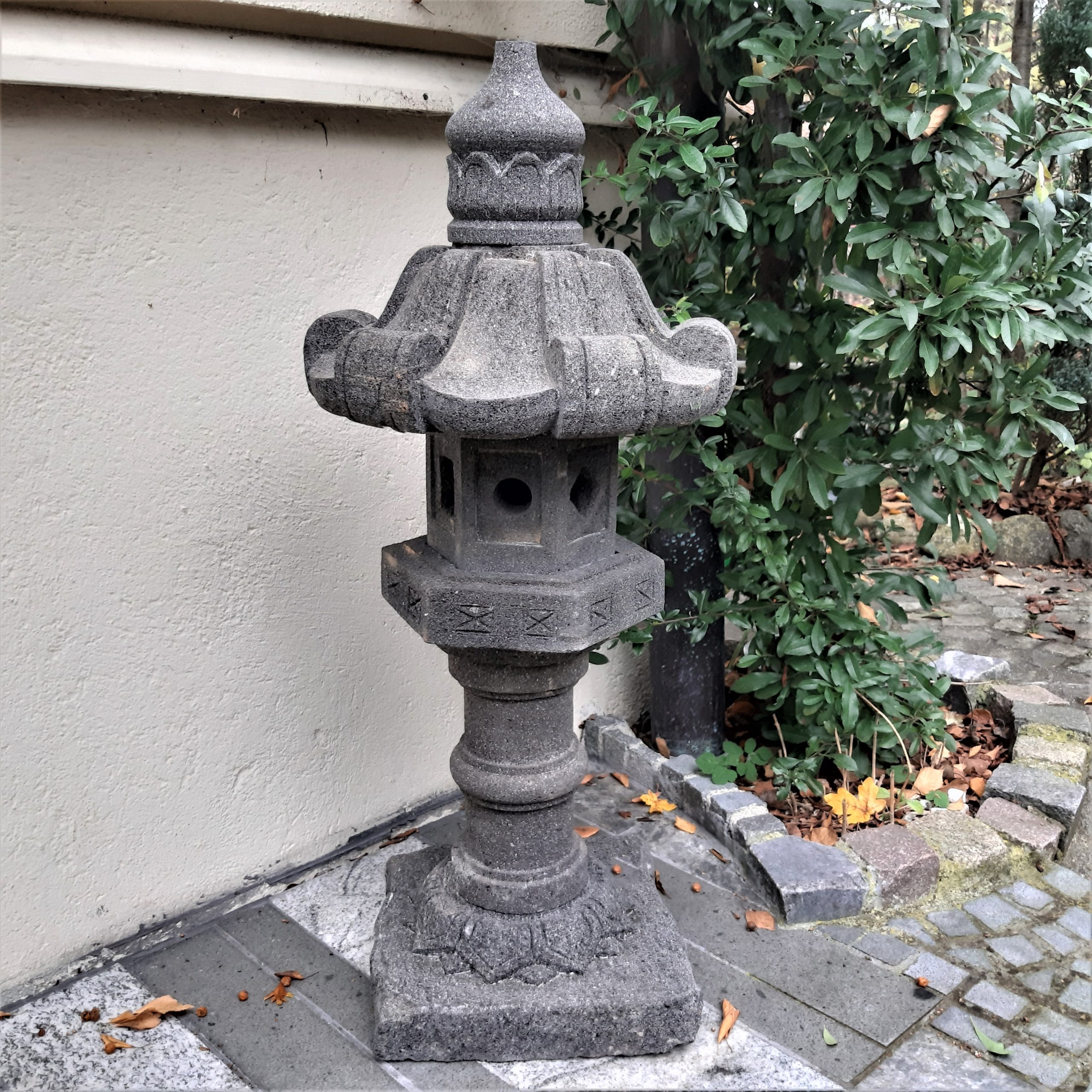 HOHOVYVY Solar Pagoda Gartenlaterne - Japanische Steinlaterne, IP44, 30,5cm, Harz